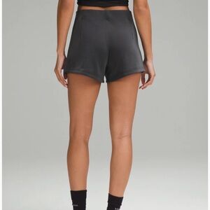 Lululemon Softstreme Kick-Flare Mid-Rise Short 4" NWT size 6 black
